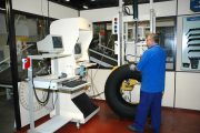 Un empleado de la planta de Aranda de la marca francesa inspecciona un neumático. L. V.
