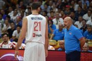 Milutinov atiende las instrucciones de Djordjevic en un partido del Mundial.-HECTOR RETAMAL (AFP)