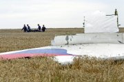 Varias personas transportan un cadáver en una camilla en medio de los destrozos de un Boeing 777, vuelo MH17 de Malaysia Airlines, derribado cerca de Donetsk (Ucrania).-EFE / ANASTASIA VLASOVA