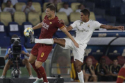 El madridista Varane (d) intenta cortar un balón ante Dzeko.-AP