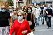 Gente con mascarillas camina por las calles de Valladolid. -JUAN MIGUEL LOSTAU.