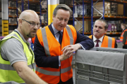 David Cameron escucha las explicaciones de un operario junto a José Manuel Rodríguez.-ECB