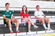 Galder Cerrajería, Natalia Mata y Aitor Córdoba posan con la primera, segunda y tercera equipación del Burgos CF. BCF