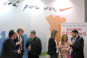 Algunas de las autoridades junto al stand mirandés.-E. M.