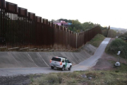 Un coche de la Patrulla Fronteriza de EEUU peina la valla de casi cinco metros que separa buena parte de los dos Nogales.-RICARDO MIR DE FRANCIA