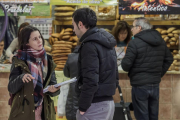 La concejal Eva de Ara pregunta a un usuario del mercado.-SANTI OTERO