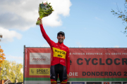 Orts celebra con su maillot de campeón de España