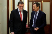 Mariano Rajoy conversa con Rafael Hernando en los pasillos del Congreso, el pasado mes de julio.-JUAN MANUEL PRATS
