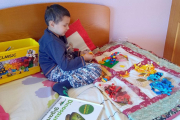 Un niño se entretiene con unos Lego.-ECB