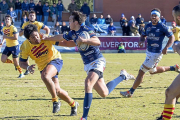 Hand off de Tomás Carrió durante un partido con la camiseta delVRAC.-EL MUNDO / EL DIARIO DE VALLADOLID