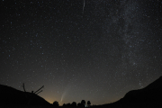 Fotografía del cielo nocturno con el Cometa Neowise y una fugaz. EMILIO GUTIÉRREZ