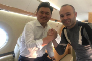 niesta y Mikitani, dueño de Rakuten, en su vuelo a Japón.-EL PERIÓDICO
