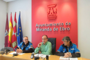 Muñoz, en el centro, con los agentes encargados de elaborar la memoria de Policía.-E.M.