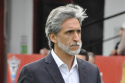 Pablo Alfaro se dirige pensativo al banquillo en Anduva.-cdmirandes.com