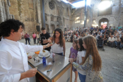 Isaac Montoya, cocinero de La Bóveda, dio a probar al público su ‘Espuma de huevo morcilla...’.-Israel L. Murillo