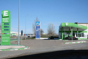 La estación de servicio de Easy Fuel, ubicada en Lerma, durante la visita de los inspectores el sábado.-MIGUEL ÁNGEL