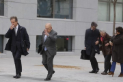 El expresident Jordi Pujol y su esposa, Marta Ferrusola, a su llegada a la Audiencia Nacional en Madrid para declarar como investigados ante el juez José de la Mata.-AGUSTÍN CATALAN