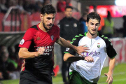 Álvaro Rey en acción en el choque de Copa frente al Racing de Santander-Jose Esteban Egurrola