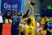 Rivero lucha por un rebote con el jugador del Tenerife Cavanaugh. SANTI OTERO