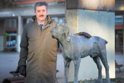 Tomás Fisac junto al monumento al perro perdiguero de Burgos.-I. L. M.