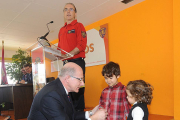 El jefe entrega la medalla a los hijos de Gabriel Ibáñez, que estaba en un curso.-ISRAEL L. MURILLO