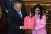 La vicepresidenta de Venezuela, Delcy Rodríguez y el presidente de la ANC, Diosdado Cabello.-EFE