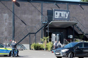 Un coche de policía frente al club Grey donde tuvo lugar el tiroteo.-EFE / OLIVER HANSER