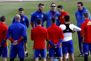 Lopetegui, rodeado de los jugadores de la selección en un entrenamiento en Las Rozas.-EFE / SERGIO BARRENECHEA