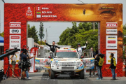 Cristina Gutiérrez saluda antes de tomar la salida en el Dakar’2018.-ECB