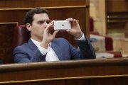 El líder de Ciudadanos, Albert Rivera, toma una fotografía durante el pleno de la Cámara Baja, este martes.-EFE