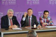 (De izq. a dcha), Delgado, Rodríguez y Fernández Gil, quienes pedirán que se inste al Estado a mantener el servicio.-I. L.M.