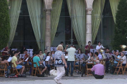 Alumnos de la escuela ofrecen un concierto en el exterior.-RAÚL G. OCHOA