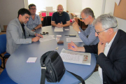 Javier Ávila conversa con sus compañeros de filas, José Antonio del Cura, José Antonio Jorde y Francisco Alonso.-ECB