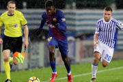 Dembélé, que salió en la segunda parte, se escapa de Kevin en Anoeta.-EFE