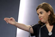 La vicepresidenta del Gobierno, Soraya Sáenz de Santamaría, durante la rueda de prensa que ha ofrecido tras la reunión mantenida hoy con el ministro de Hacienda, Cristóbal Montoro, para preparar la presentación del Proyecto de Ley de Presupuestos Generale-Foto: EFE