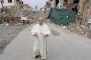 El Papa, en Amatrice.-EFE / OSSERVATORE ROMANO