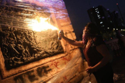 En plena avenida Reforma, un grupo de 30 mujeres con sus rostros tapados, destruyeron mobiliario urbano y monumentos de la ciudad.-EFE