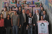 El presidente de México y los padres de los 43 estudiantes desaparecidos.-