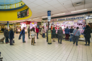 Varias personas hacen sus compras en el Mercado Norte. ISRAEL L. MURILLO