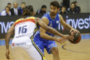 Fitipaldo busca línea de pase durante el partido ante el Andorra.-SANTI OTERO