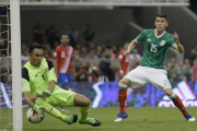 Keylor Navas ayuda a introducir en su portería el balón rematado por el mexicano Araujo.-AP / REBECCA BLACKWELL
