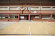 Entrada al colegio Jueces de Castilla con las líneas pintadas en el patio para separar a los escolares a la entrada. SANTI OTERO