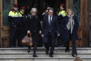 Irene Rigau, Artur Mas y Joana Ortega salen del TSJC el pasado 10 de febrero.-JULIO CARBÓ