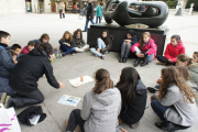 La última parada acerca a los niños hasta las esculturas de Henry Moore.-Educación CAB