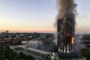 El edificio en llamas.-AFP