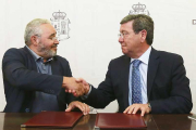 Jiménez (i) y Rico (d) firmaron ayer el convenio de colaboración para la labor de promoción de la muestra.-R. O.