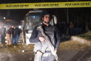 El autobús turístico que ha sufrido un atentado en Egipto.-AFP / MOHAMED EL-SHAHED