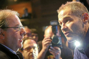 José Luis habla con Herrera tras su irrupción en el mitin de León el penúltimo día de campaña.-Ical