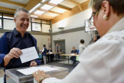 El lendakari, Iñigo Urkullu, vota en su colegio electoral de Durango (Vizcaya).-EFE / MIGUEL TONA