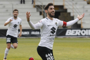 Andrés González celebra el tanto conseguido en El Plantío frente a la Ponferradina. SANTI OTERO